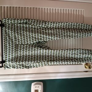 Torrid Active Green and White Geometric Leggings